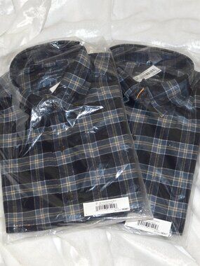 BUNDLE OF 2 Buttoned Down Men's Classic Fit Shirts SMALL
